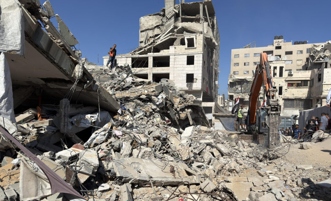 Colapso de Edificio Residencial en Gaza Deja Múltiples Víctimas y Desaparecidos Tras Ataques