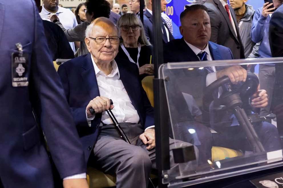 Warren Buffett Renuncia a la Presidencia de Berkshire Hathaway Tras Casi Seis Décadas