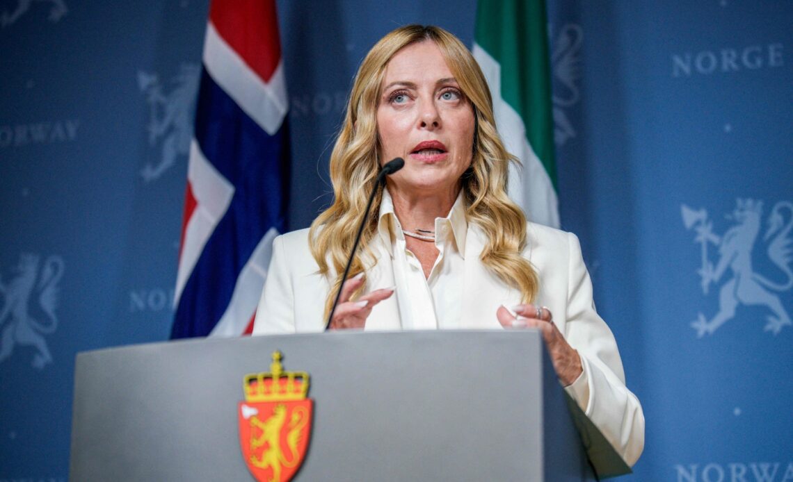 Italia Propone Restricciones a Estudiantes Extranjeros y Prohibición de Velo Facial en Escuelas