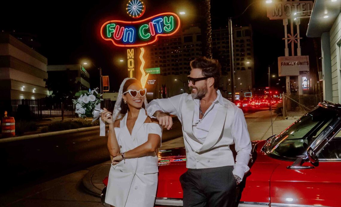 Julián Gil Sorprende a su Esposa con una Segunda Boda en Las Vegas por su Cumpleaños