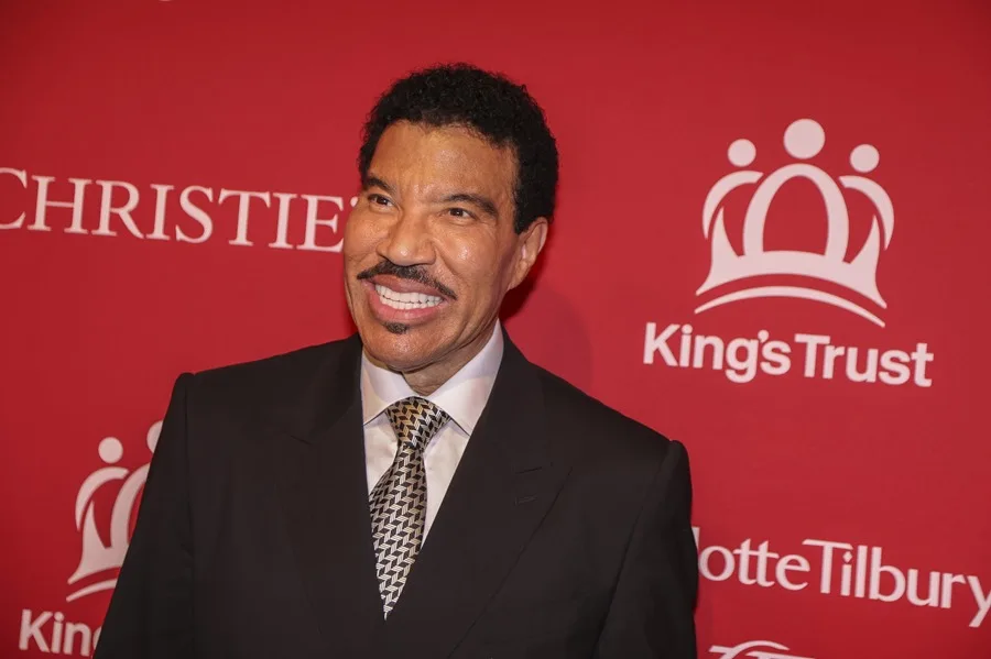 Lionel Richie Recibe el Alta Hospitalaria Tras Evaluación Cardíaca y Tres Días de Ingreso