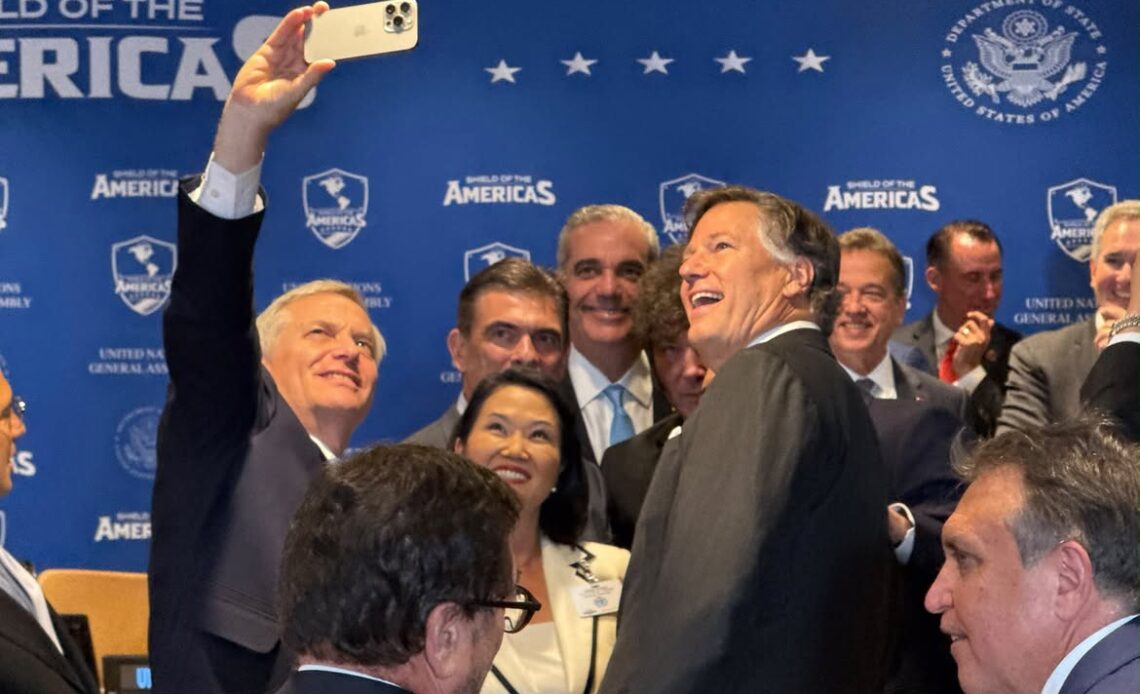 Presidente Abinader Capta Momento con Líderes Regionales Previo a la Cumbre ''Escudo de las Américas''