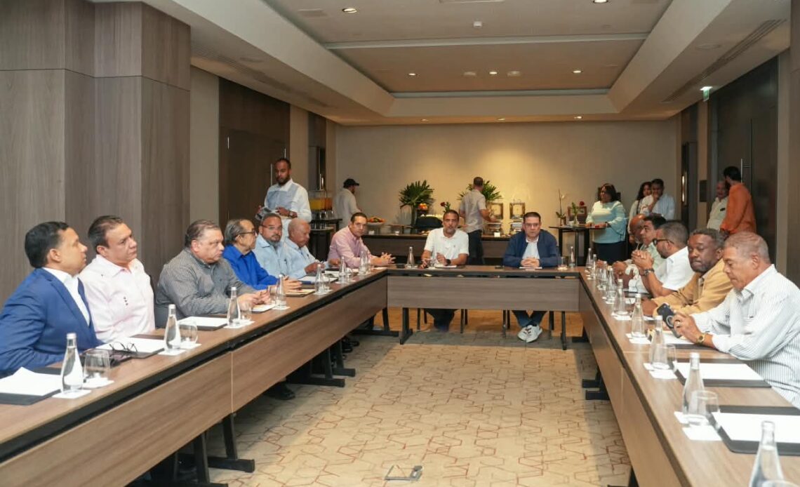 Gobierno dialoga con transportistas para prevenir incrementos en tarifas de pasajes debido al alza de combustibles