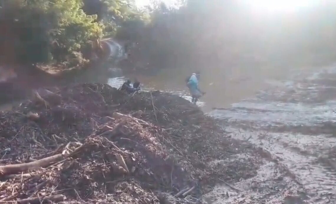 Habitantes de Palo Blanco y Santa María exigen la construcción de un puente y saneamiento de la zona