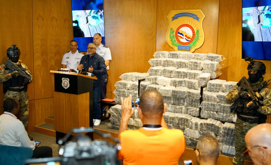 Autoridades interceptan embarcación con 595 paquetes de cocaína y detienen a tres extranjeros