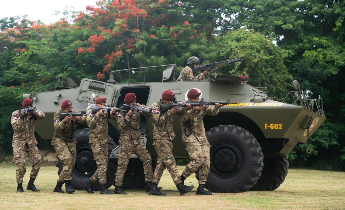 Formación Integral del Soldado Dominicano: Armamento, Táctica y Resiliencia Mental