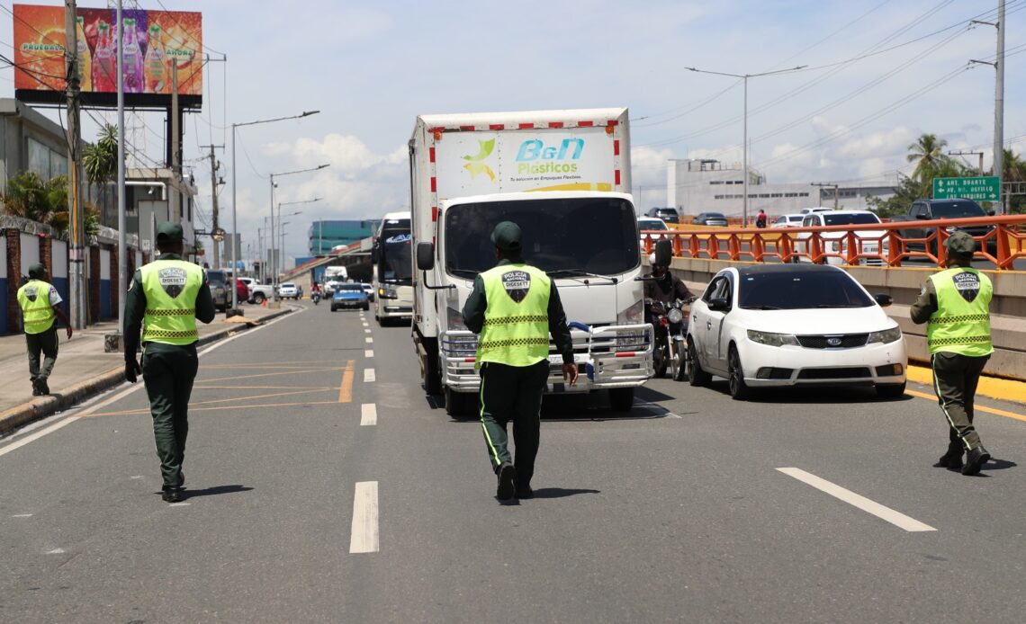 INTRANT y DIGESETT Sancionan a 41 Vehículos Pesados por Usar el Carril Izquierdo