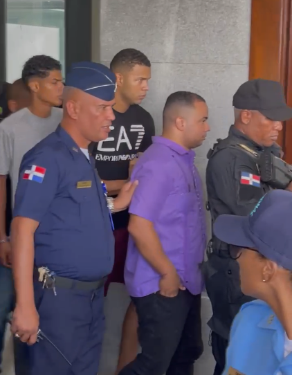 Acusados por Fallecimiento de Esposa de ''Oro Duro'' Recibidos con Protestas