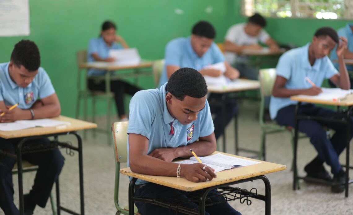 Cuestionan programa de IA del Gobierno por falta de enfoque en habilidades fundamentales de lectoescritura