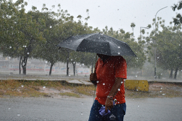 Ondas Tropicales y Vaguada Impulsarán Aumento de Lluvias en Próximas Horas