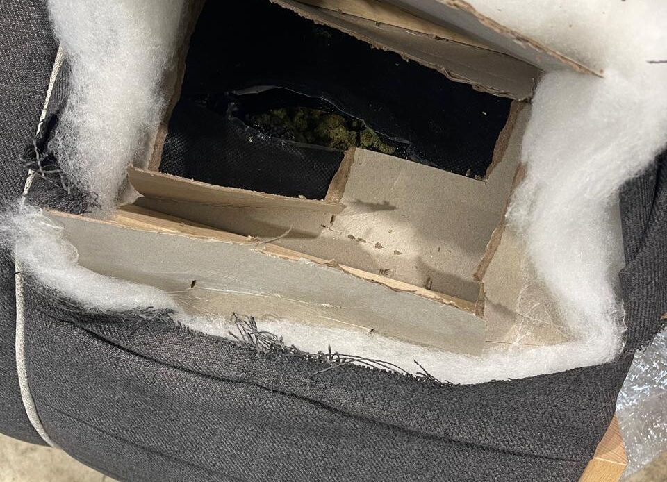 Interceptados Once Paquetes de Presunta Marihuana Ocultos en un Mueble en el AILA