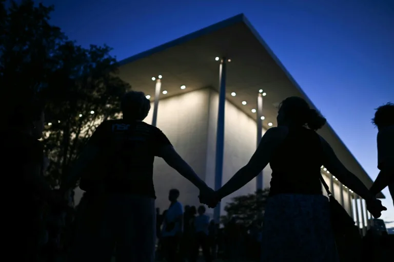 Protestas en el Kennedy Center tras advertencia de Trump sobre posible demolición