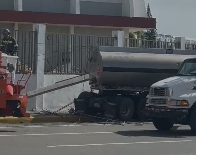 Accidente de Camión Cisterna en la Prolongación 27 de Febrero Interrumpe el Tráfico