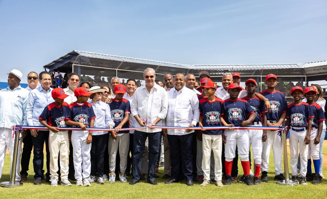 Presidente Abinader Inaugura Campo de Béisbol en Pizarrete, Peravia, Concluyendo 26 Años de Espera