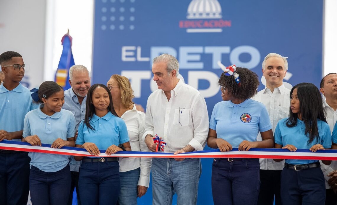 Presidente Abinader Inaugura Techo de Centro Educativo en Cambita, San Cristóbal