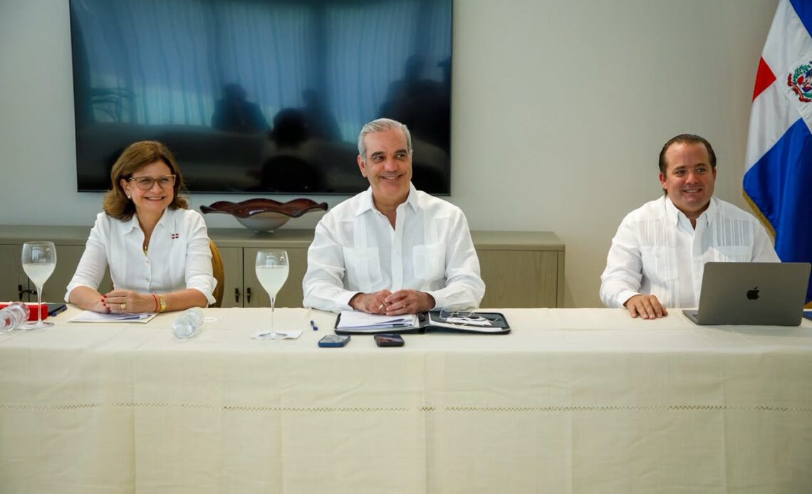 Abinader Evalúa Proyectos Clave y Requerimientos Municipales en Santiago
