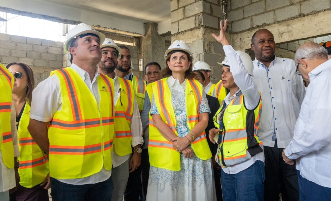 Vicepresidenta Raquel Peña supervisa avances en la construcción del Hospital Traumatológico Luis L. Bogaert en Mao