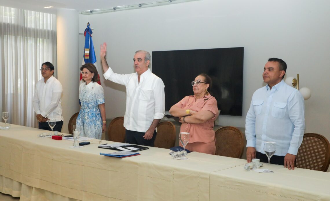 Presidente Abinader Toma Juramento a Voluntarios del Hospital Periférico Monte Adentro en Santiago