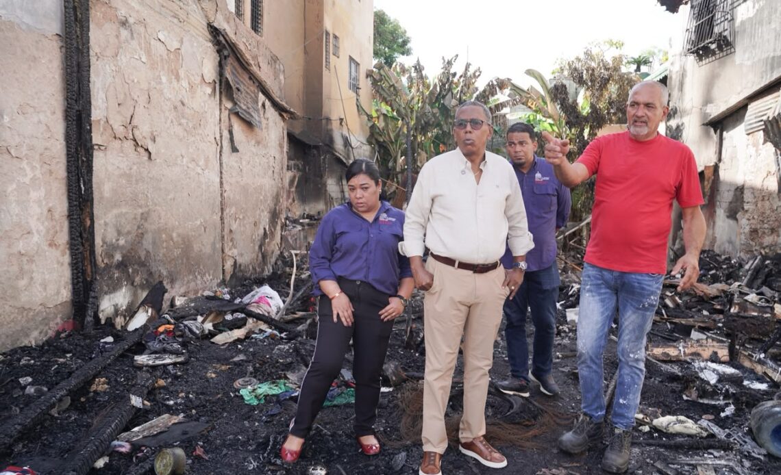 Autoridades brindan apoyo a damnificados por siniestro en el sector colonial