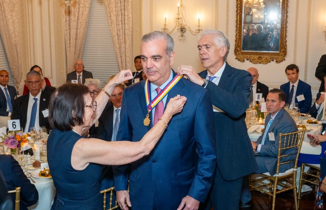 Presidente Abinader Recibe la Insignia de Oro de Americas Society por su Liderazgo Destacado