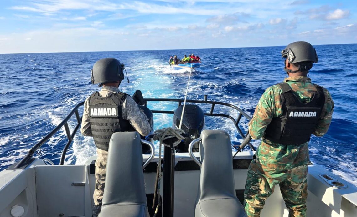Interceptan embarcación con migrantes haitianos cerca de la frontera marítima dominicana