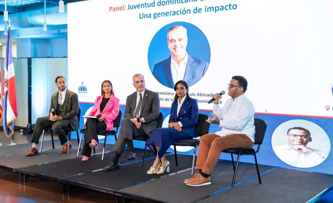Abinader Ofrece 300 Becas a Jóvenes Dominicanos en Nueva York