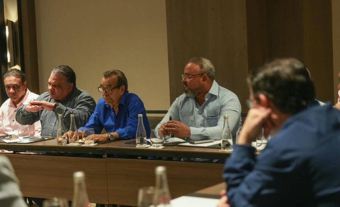 Gobierno Dominicano y Transportistas Dialogan para Contener Aumento de Precios de Combustibles