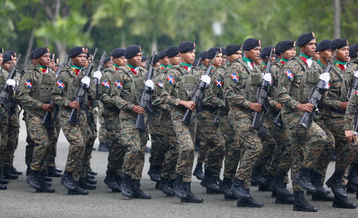 Remuneración Militar en la República Dominicana: Un Análisis Detallado de Salarios por Rango y Cargo