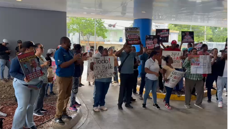 Familiares y Residentes Exigen Videos del Hospital Luis Eduardo Aybar para Ubicar a Andrés Santana