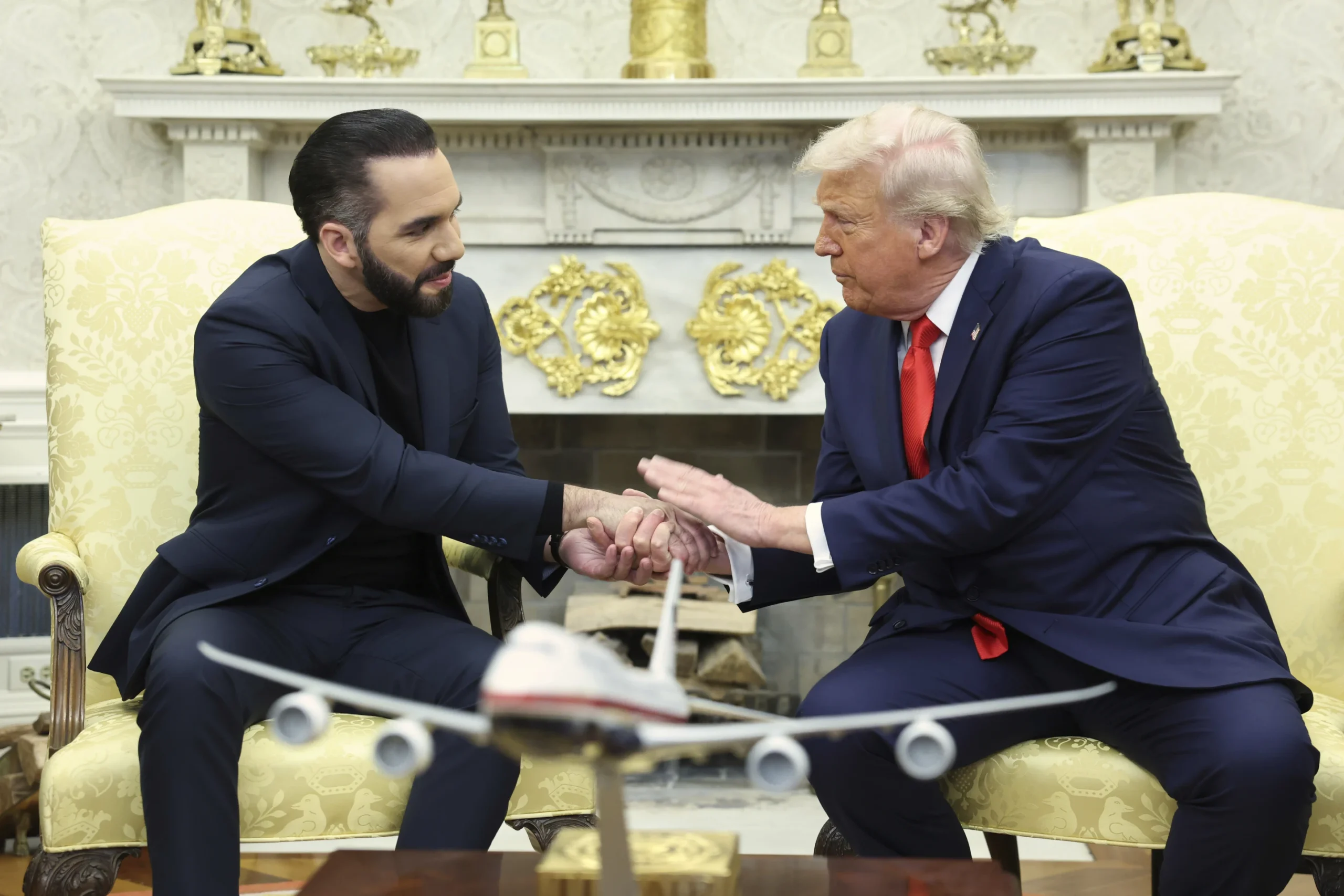 Trump Respalda a Bukele para Ampliar la Presencia Militar Salvadoreña en Haití