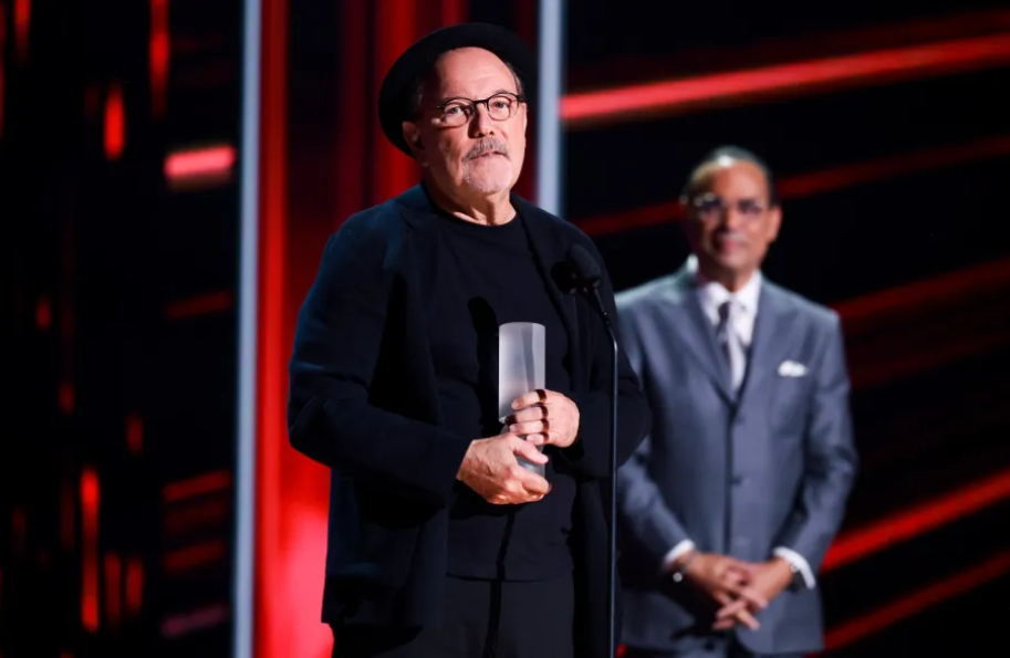 Rubén Blades Recibe el Premio Ícono en los Premios Billboard de la Música Latina y Agradece a Quienes lo Ayudaron