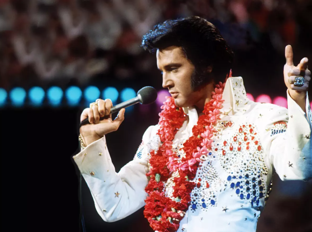 Demanda millonaria contra empresa de IA por uso no autorizado de canciones de Elvis Presley