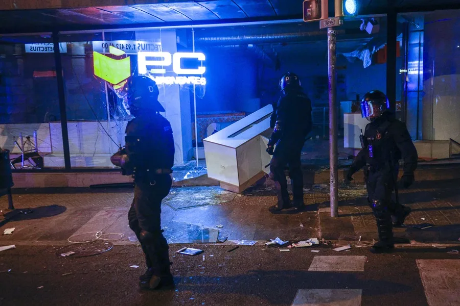 Barcelona Experimenta Intensos Disturbios con 128 Detenidos, Incluyendo 72 Menores, y 15 Agentes Heridos