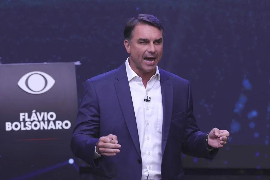 Flávio Bolsonaro se declara presidente electo de Brasil y anuncia liderazgo opositor desde Estados Unidos