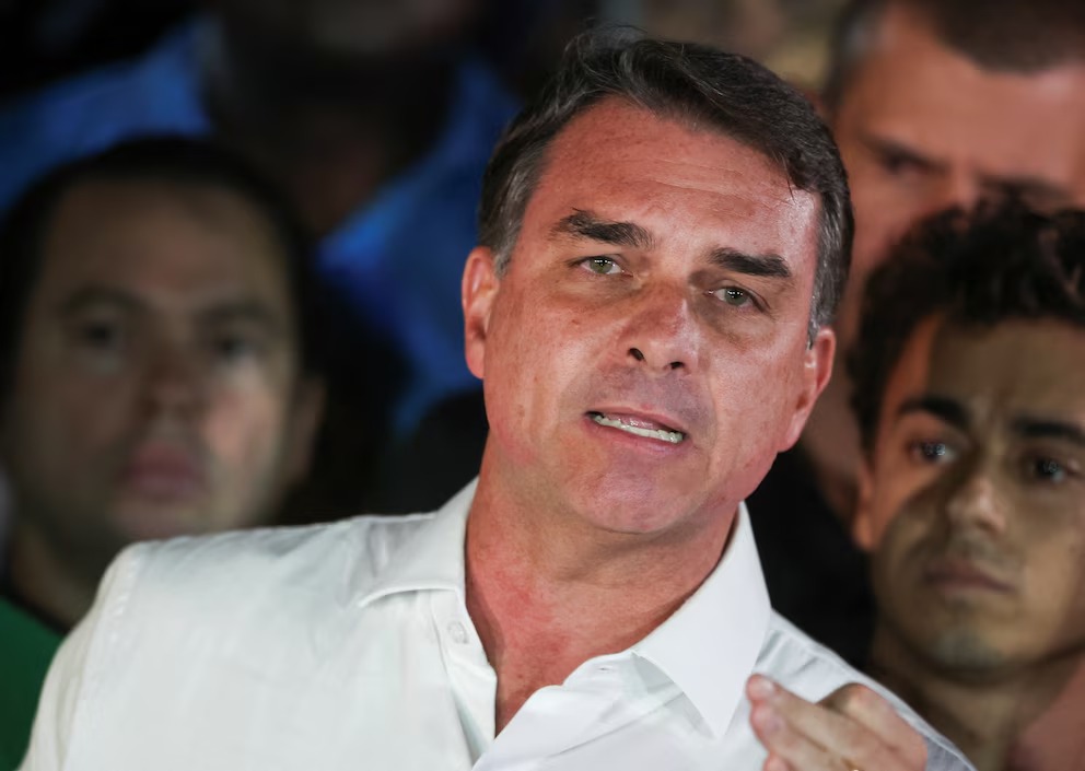 Investigan intento de Flávio Bolsonaro de salir de Brasil rumbo a EE. UU. a pesar de restricción judicial
