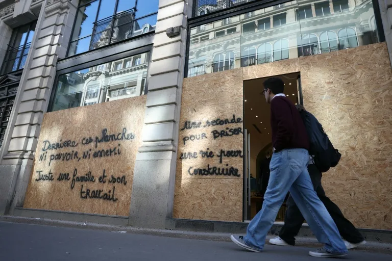 Francia moviliza 70,000 agentes por nuevas protestas debido al alto costo de vida