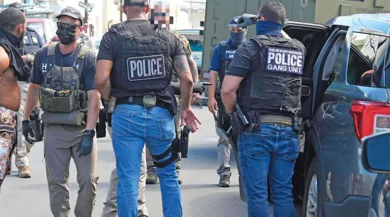 Agentes de ICE Interrumpen Torneo de Dominó en Puerto Rico y Solicitan Documentos a Residentes de Origen Dominicano