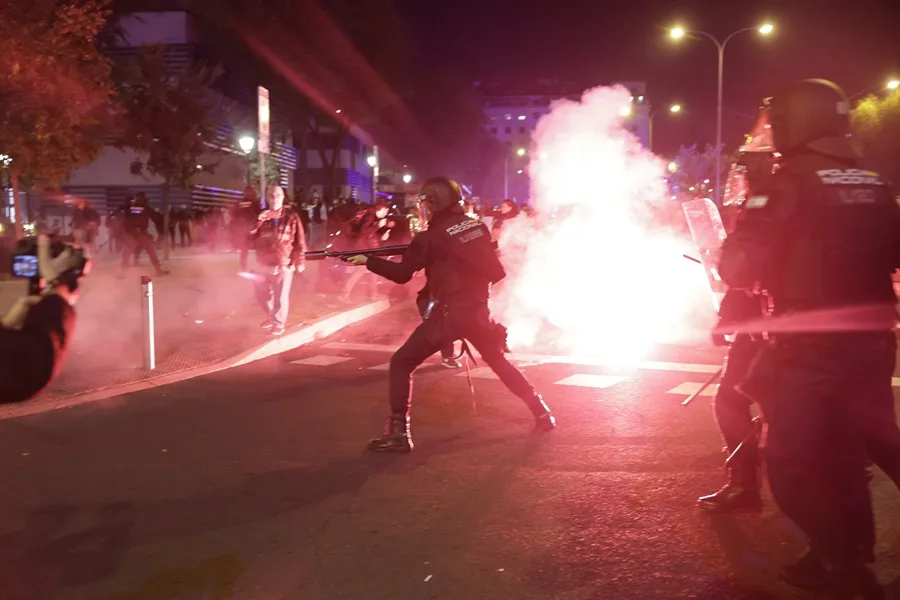 Intervención policial en manifestación de ultraderecha en Madrid por accidente ferroviario en Toledo