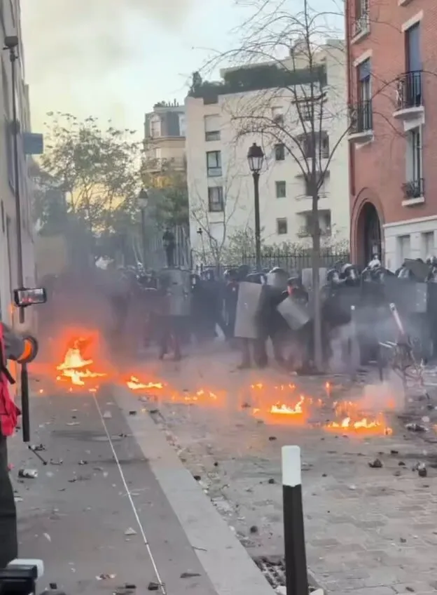 Agentes de seguridad sufren quemaduras temporales en protestas parisinas por el costo de vida
