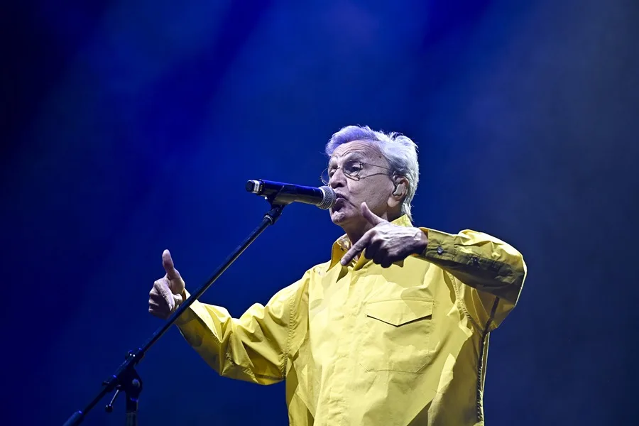 Caetano Veloso Inicia Proceso Legal Contra Diputado Bolsonarista por Difamación