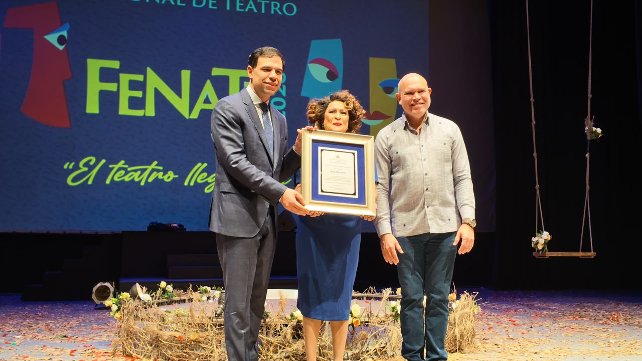 Roberto Ángel Salcedo resalta la trayectoria de Olga Bucarelli y promete potenciar los festivales teatrales