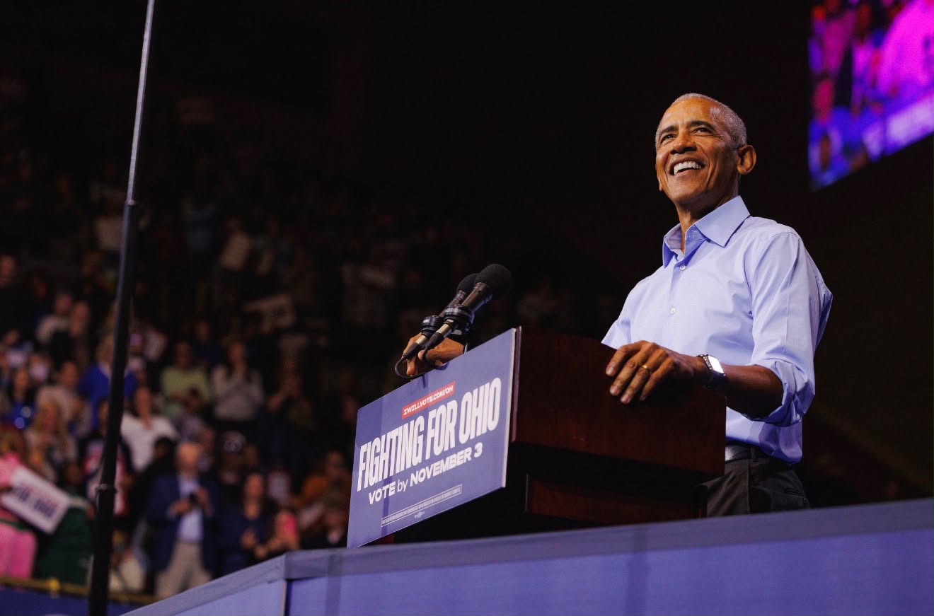 Obama Critica las Remodelaciones de Trump en la Casa Blanca con Humor: ''Parece un Cheesecake Factory de Saddam Hussein''