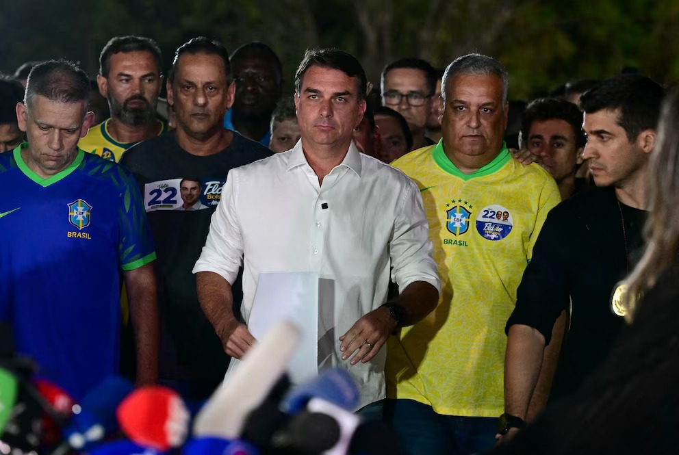 Flávio Bolsonaro Buscará Anular Comicios en Brasil Tras Derrota Electoral Frente a Lula