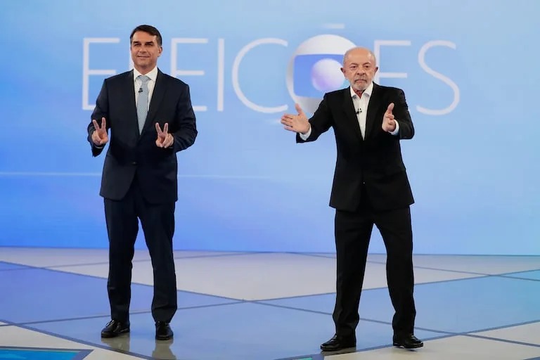 Flávio Bolsonaro lidera el escrutinio inicial en Brasil con el 25% de los votos computados