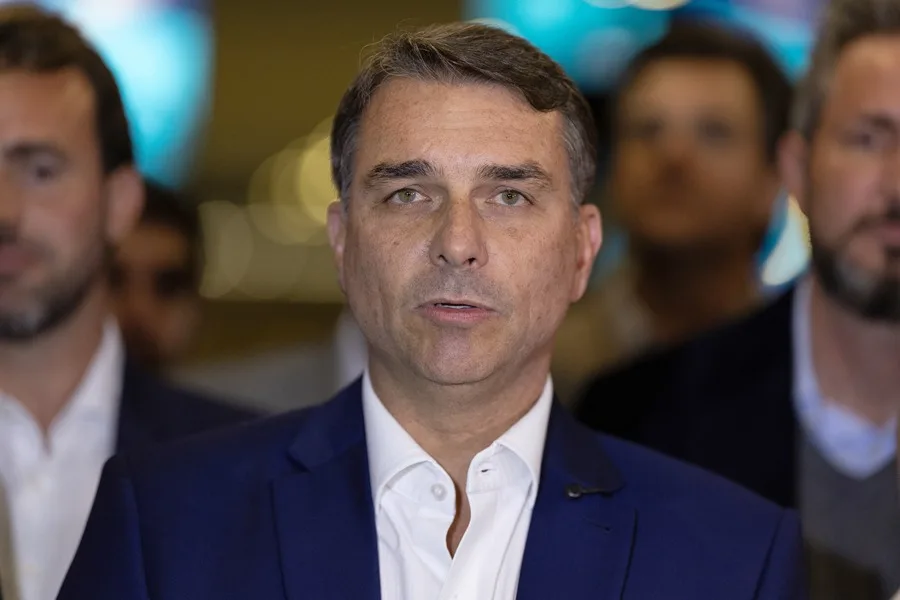Juez Solicita Pasaporte a Flávio Bolsonaro por Riesgo de Fuga Tras Elecciones