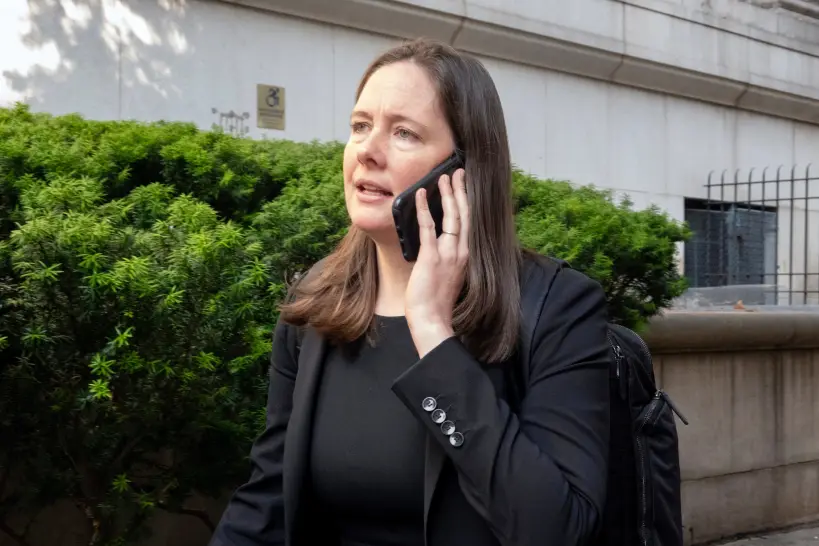 Orden judicial exige reincorporación de exfiscal involucrada en expedientes de Epstein y Diddy