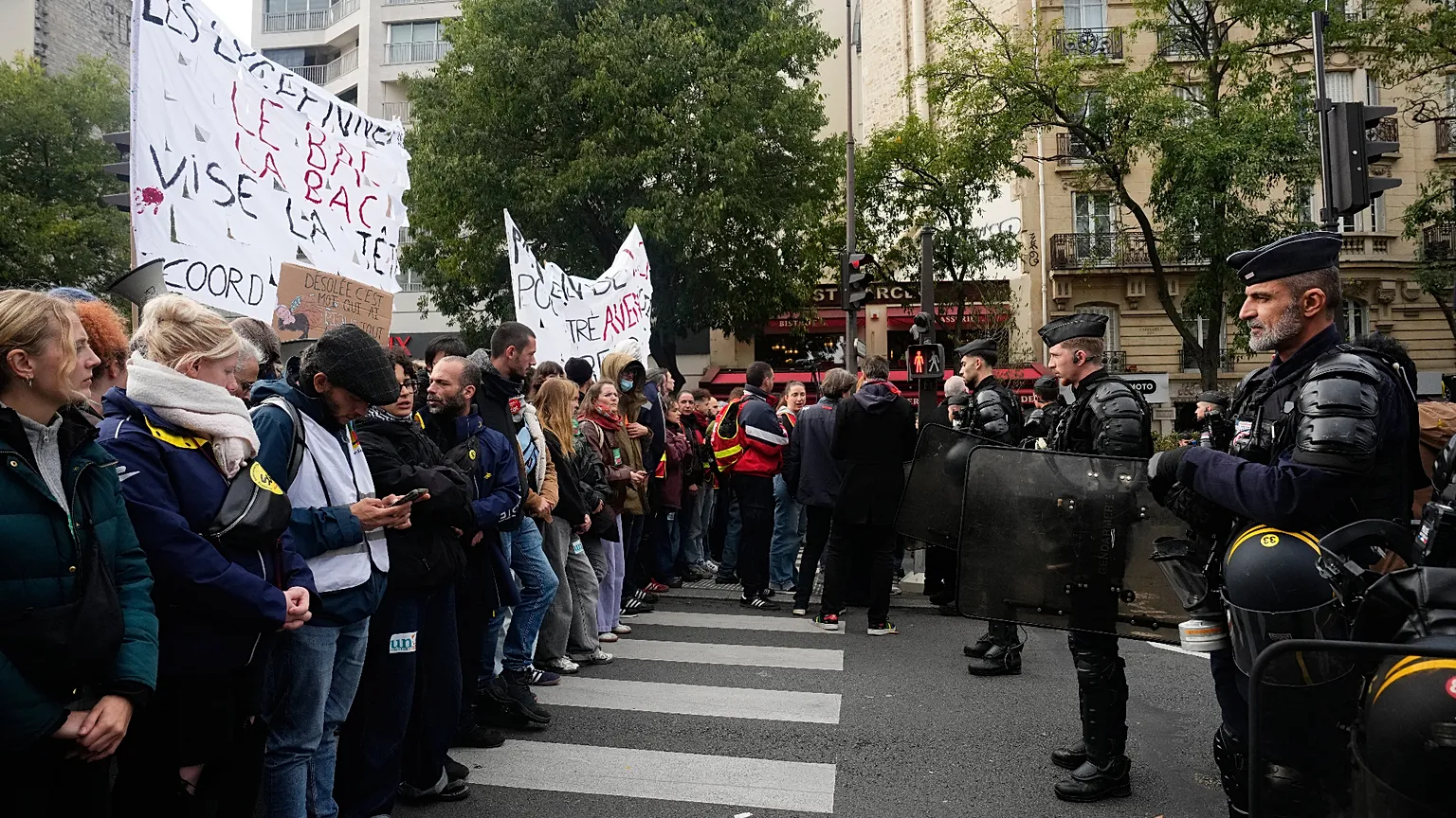 Francia moviliza 70,000 efectivos ante nuevas manifestaciones y clausura importantes museos en la capital