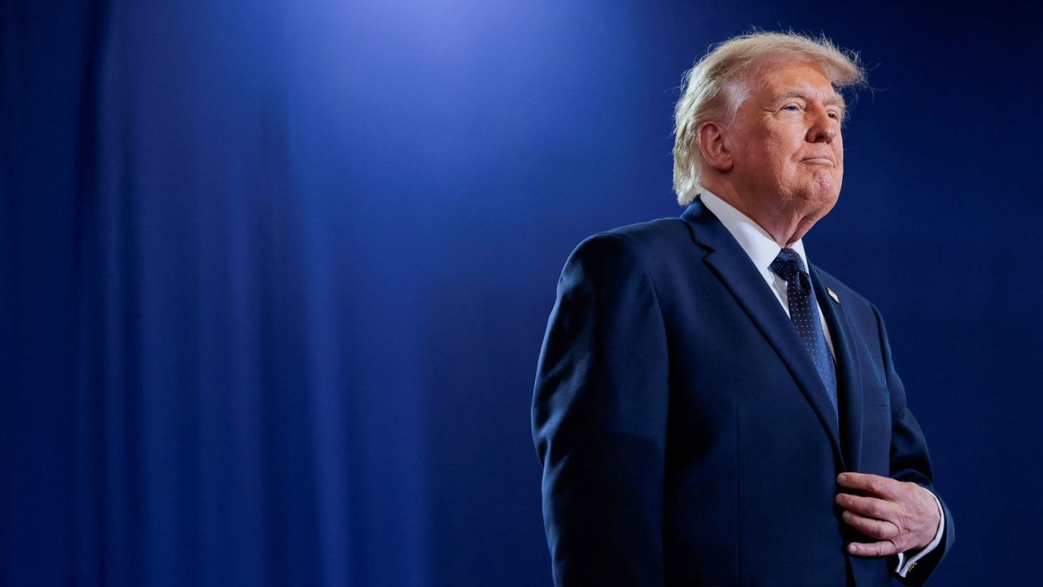 Donald Trump Emite Extensa Crítica en Truth Social Dirigida a Presentador de Televisión