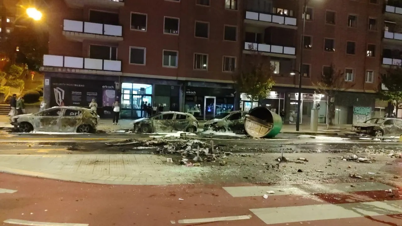 Bilbao Registra 19 Detenciones Tras Altercados Violentos con Incendios y Saqueos