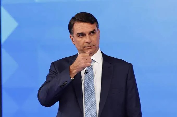 Avión con Flávio Bolsonaro realizó escala en Ecuador rumbo a EE.UU. desde Argentina